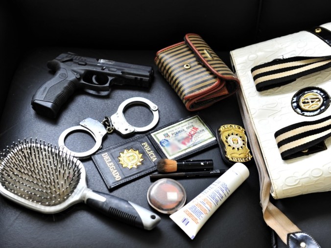 13dez2012---na-bolsa-de-uma-delegada-as-algemas-e-a-arma-deividem-espaco-com-a-escova-creme-e-maquiagem-a-partir-do-ingresso-em-2010-de-66-delegadas-na-policia-civil-do-rio-grande-do-sul-o-numero-1357491082133_1024x768