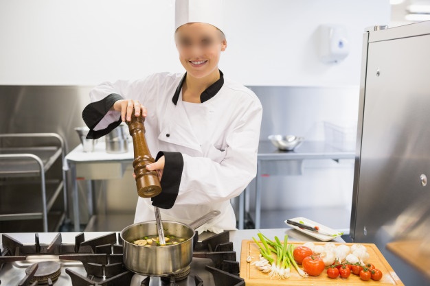 chef-condimentando-sopa-y-sonriendo_13339-4620